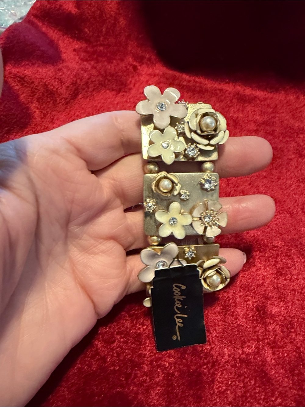 NEW Cookie Lee Floral Gold Tone Stretch Bracelet with Cream Flowers new